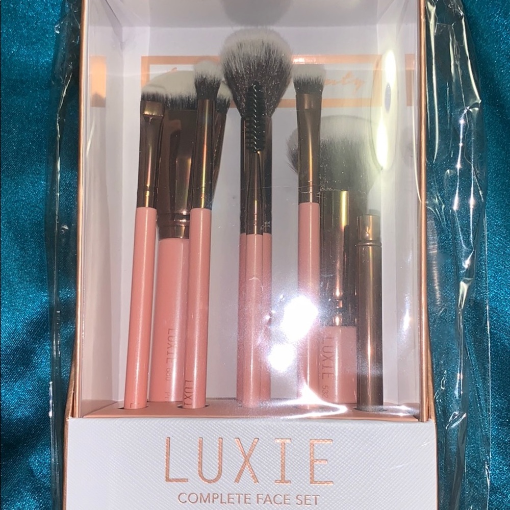 Brand new full set of Luxie brushes